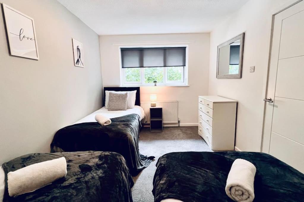 Urban Bliss Stylish Townhouse With Free Parking For A Convenient City Stay Liverpool Exterior photo