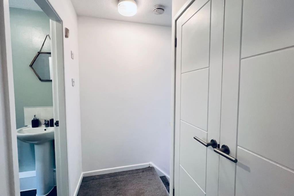 Urban Bliss Stylish Townhouse With Free Parking For A Convenient City Stay Liverpool Exterior photo