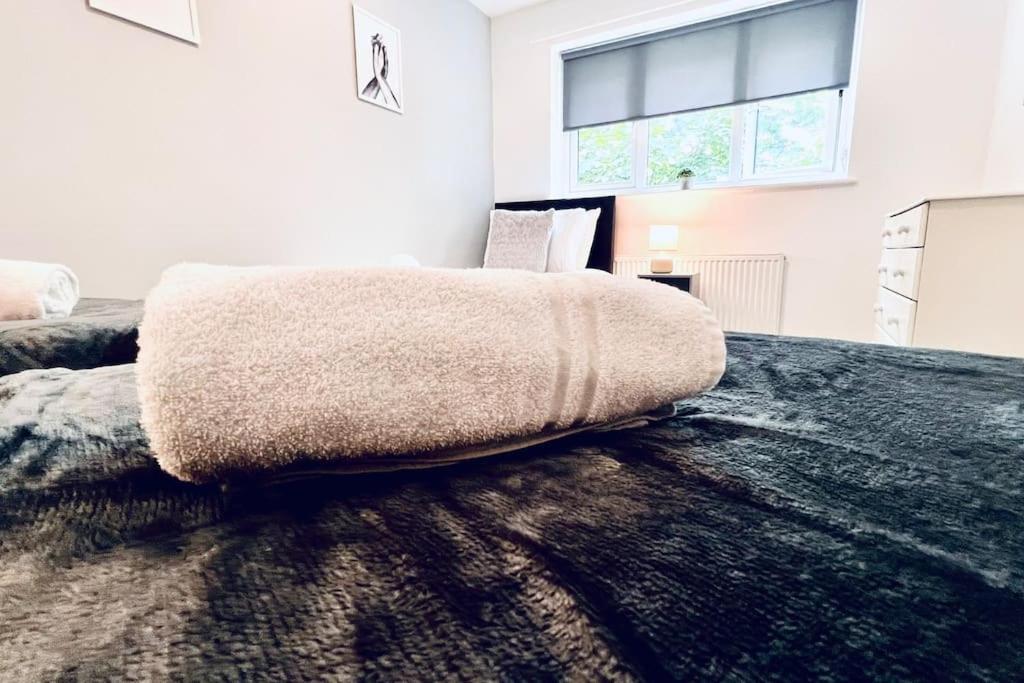 Urban Bliss Stylish Townhouse With Free Parking For A Convenient City Stay Liverpool Exterior photo
